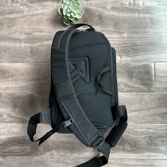 LOWEPRO black sling camera bag - EUC - Picture 4 of 15